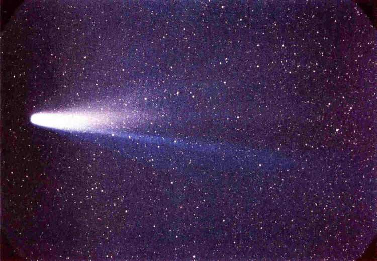The Cosmic Visitor That Only Comes Once in a Lifetime: 7 Astonishing Curiosities About Halley’s Comet!”